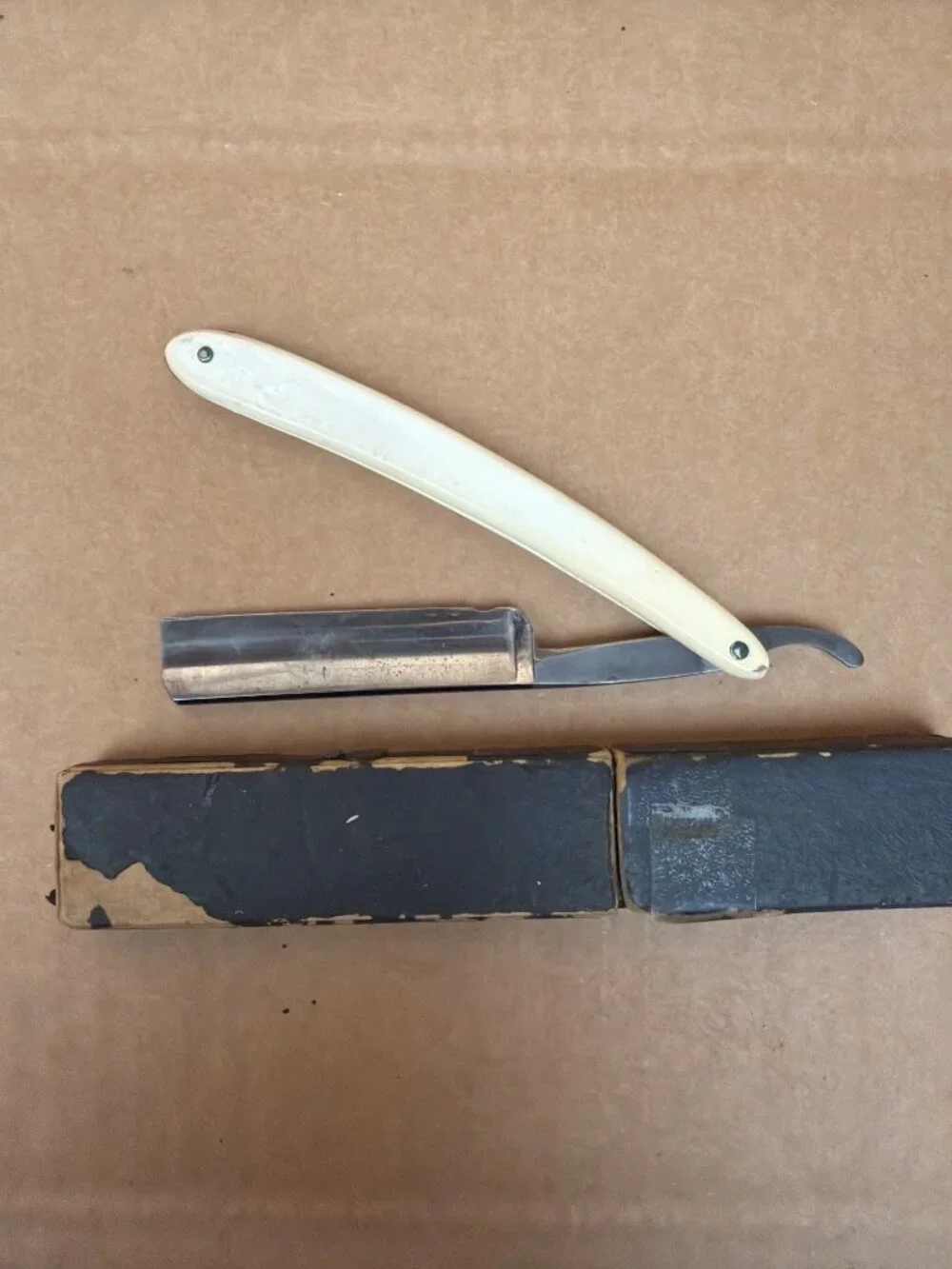 Lot of 4 Antique Straight Razors Torrey Simmons Harris Goar w/Coffin Style Boxes